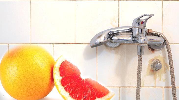 Çöpe atmak yerine banyo temizliğinde kullanın! Kabuğu sirkeye batırıp kire uygulayın