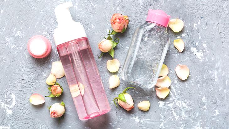 Micellar su artık daha doğal! Cildinizi güllerle besleyin, yapması çok basit