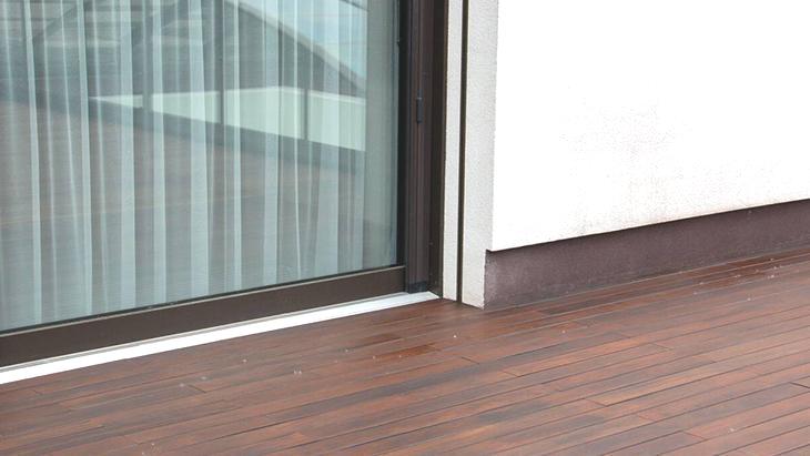 Sürgülü cam zor açılıyorsa çözümü belli! Toz-kir buraya birikiyor, temizleyip yağlayın