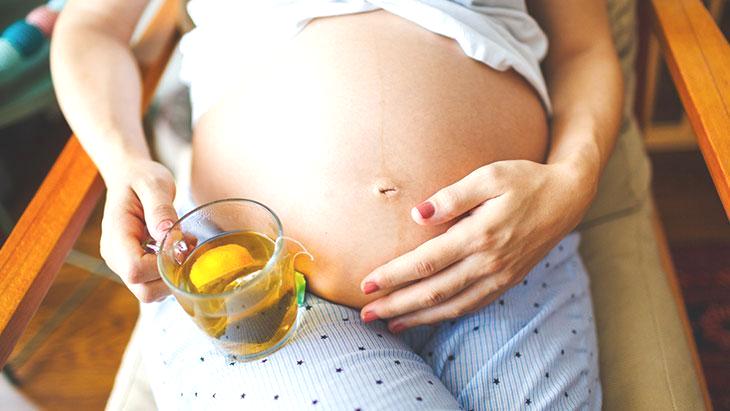 Hamilelikte her bitkisel çay masum değil! Anneye ve bebeğe zarar verebilir