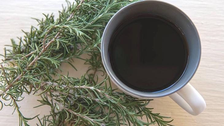 Kahveye bir çay kaşığı biberiye atan yaşadı! Cayır cayır yağ yakıyor, faydasını katlıyor