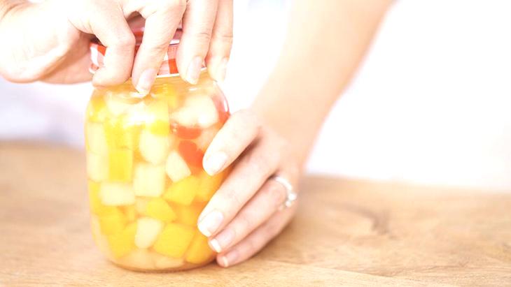 Kavanoz kapakları ‘tık’ diye açılacak! Vakumu bitiriyor, camla birleştiği yerden vurun