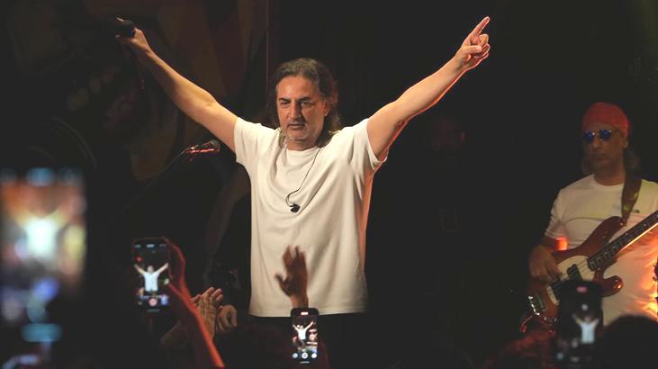 Şarkıcı Çelik paylaştı! 800 bin TL para isteyen takipçisini böyle ifşa etti