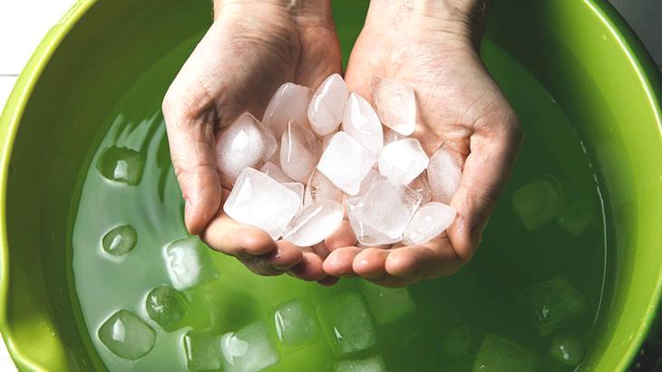 Her sabah yüzlerini buzlu suya sokuyorlar! Yaptığı tüm etkiler anlık