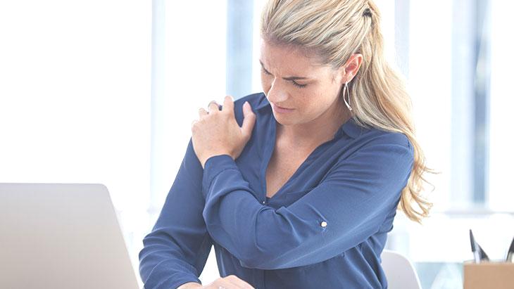 Modern çağın sessiz tehlikesi: Omuz ağrıları! Çığ gibi büyüyor