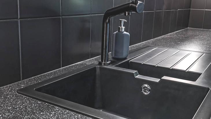 Mutfakta siyah şıklığı! Bu temizlik tüyosuyla lekesiz kalıyor, sonuç mis gibi