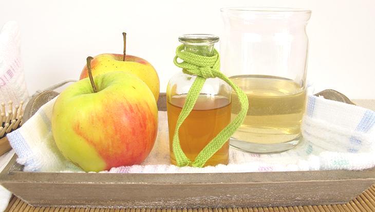 Yağlı saçlar kabusunuz olmasın! Çözümü bu kadar basitmiş, suyla karıştırın