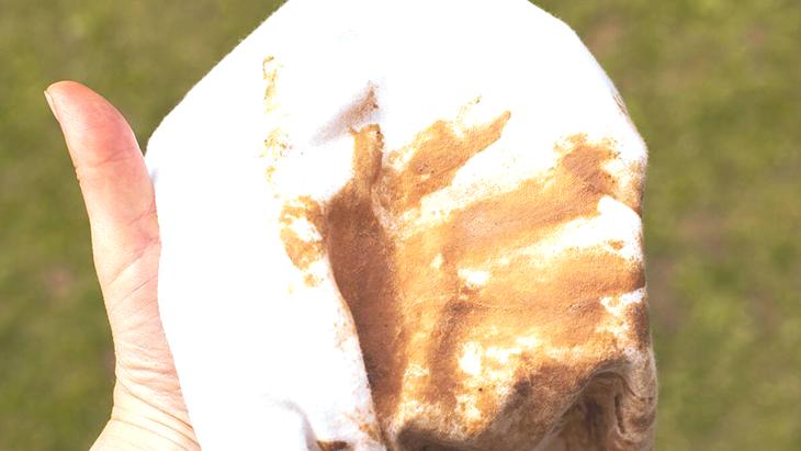 Yanlış yöntem kıyafeti çöp ediyor! İnatçı çikolata lekesine çareymiş, kumaşı mahveden hata