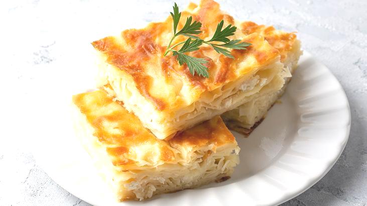 23 yıllık şeften kurumayan börek tarifi! Fırından çıkmadan 5 dakika önce bu karışımı sürün