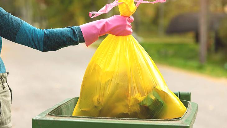 Hepimiz bu detayı atladık! Böyle takınca çöp poşeti asla kaymıyor