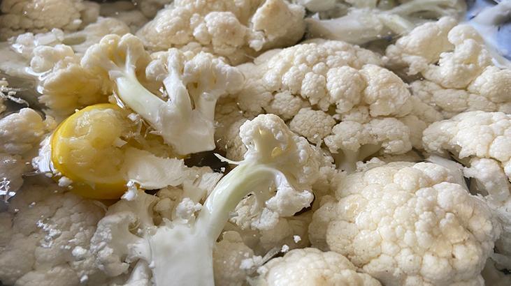 Karnabahar haşlarken sıcak su mu soğuk su mu kullanılır? Doğru yöntemle dağılmadan pişiyor