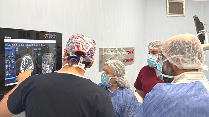 Sağ kolu ve bacağı uyuşuyordu! Beynindeki tümörü ‘uyanık ameliyat’la aldılar