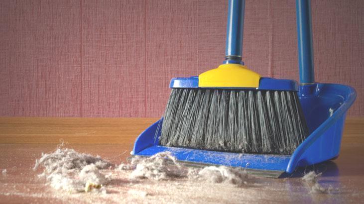 Süpürgeyi hiç böyle kullanmadınız! Evde işe yarayan kuaför tüyosu