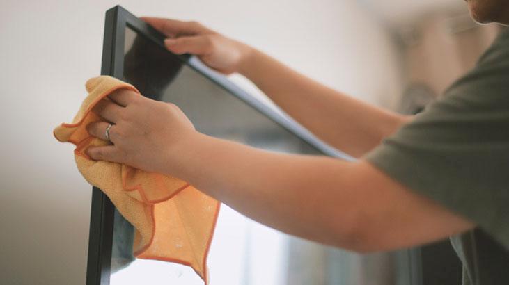 TV ekranınız neden bir türlü pırıl pırıl olmuyor? Suçlu bu temizlik hatası!