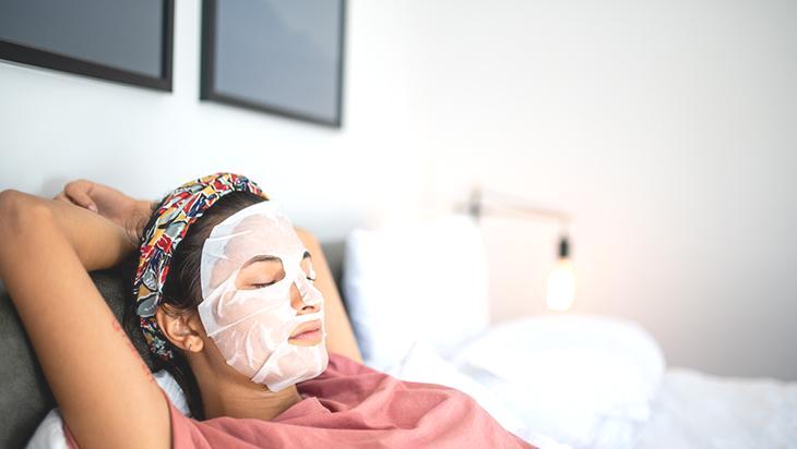 Yüz maskenizi kendiniz yapın! Cildi aydınlatan tüyo