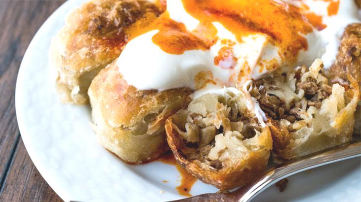 Dışı çıtır içi sulu Boşnak mantısının tadını çıkarın! Soğanı böyle rendeleyen farkı anlıyor