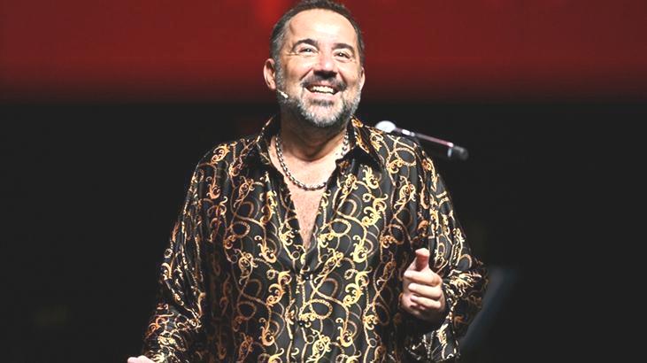 Gazinonun kapısını açıyor