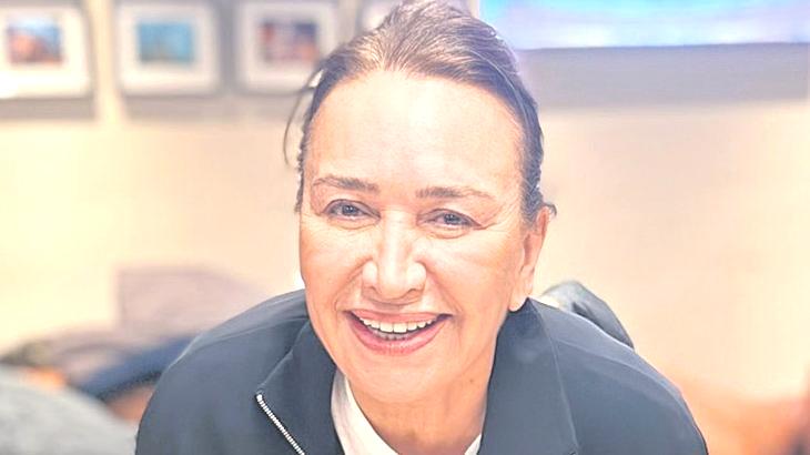 Kuliste sürpriz kutlama