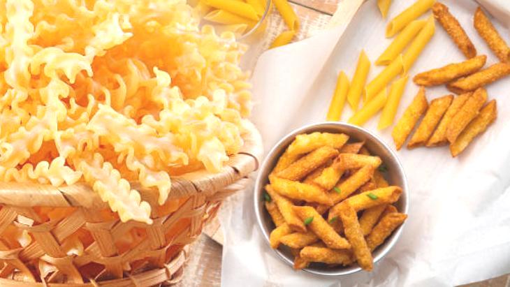 Makarnayı bir de böyle deneyin! Cipsten vazgeçirir: Çıtırdatıp peynirle karıştırın