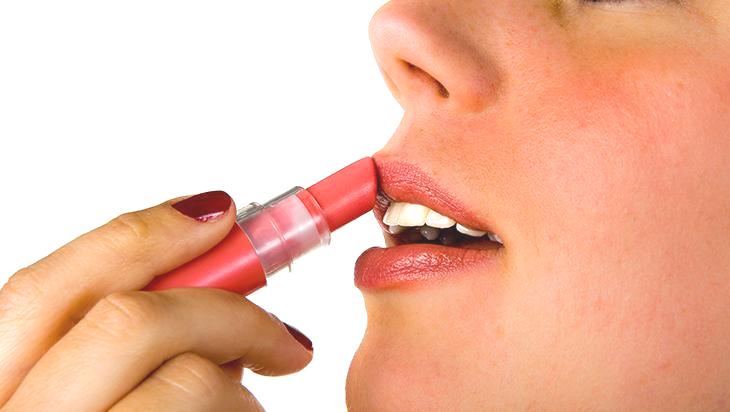Meğer bu kadar basitmiş! Kalıcı ruj için tek ürün yetiyor