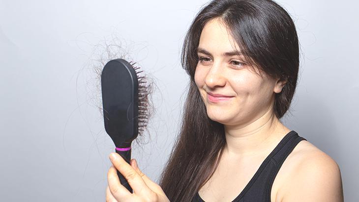 Saç dökülmesine birebir! 4 ürünle saç çıkaran sağlıklı kür