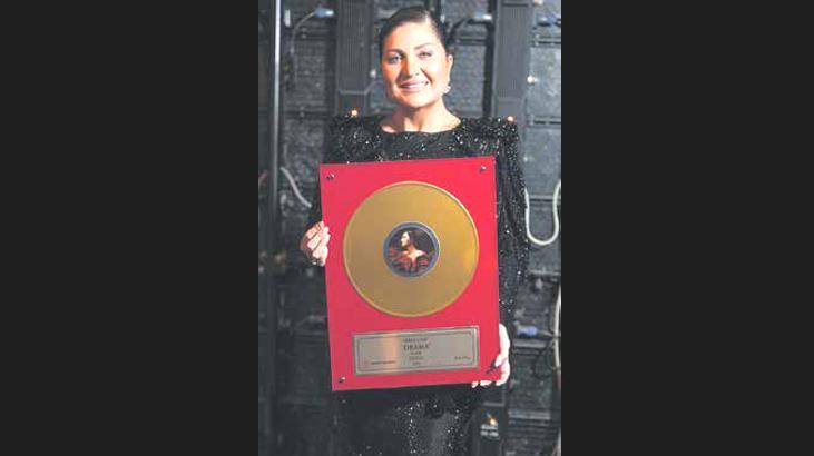 Sibel Can’a altın plak