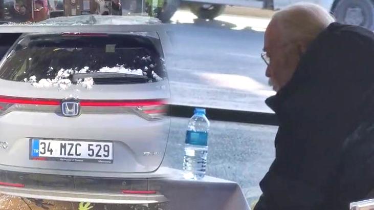 Ünlü sanatçı Cahit Berkay, kullandığı araçla restorana daldı