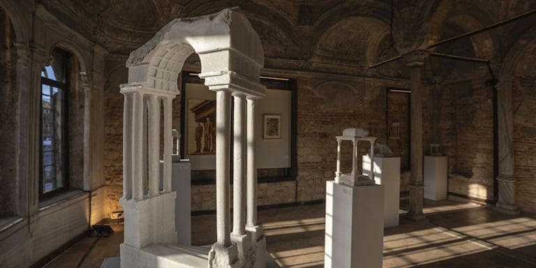 Balat’ta Yeni Bir Sergi: Tansu Kırcı’dan “Taşın Belleği”