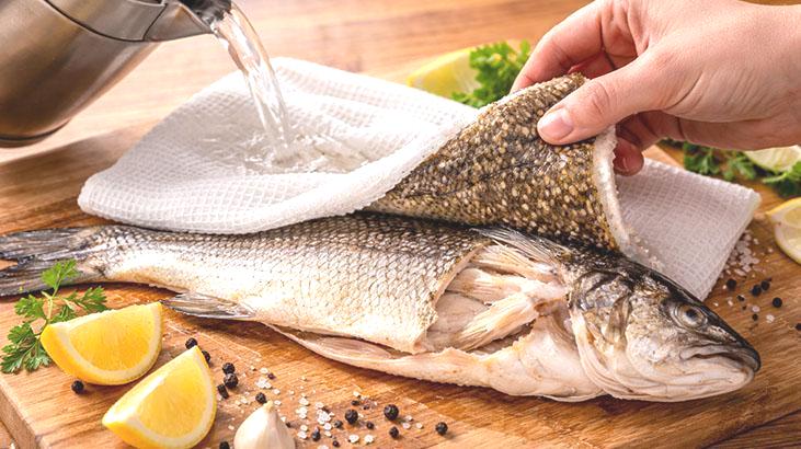 Balık temizleme eziyeti bitiyor! Bu tek hamle deriyi tek parçada ayırıyor