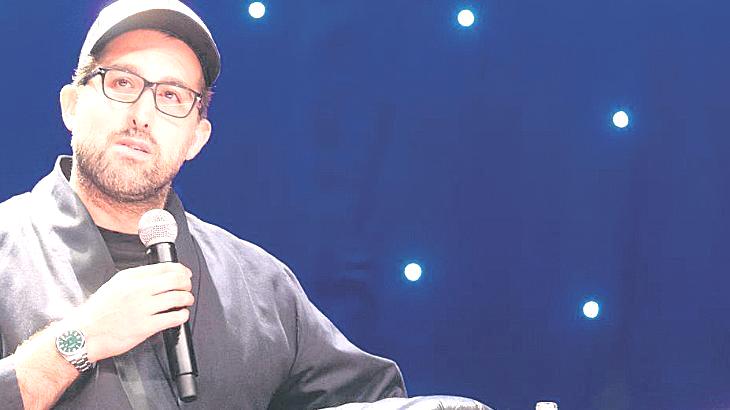 Doğu Demirkol sinema için sahnede