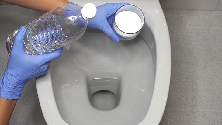 Kimyasal yok, sonuç var! Tuvaleti pırıl pırıl yapan kabartma tozu yöntemi