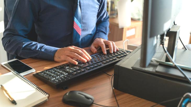 Masa başı çalışanların sessiz sorunu! Bu duruş nefes almayı zorlaştırıyor