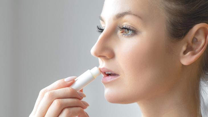 Piyasadakileri unutturan ev yapımı lip gloss! Dudakları ışıl ışıl yapıyor