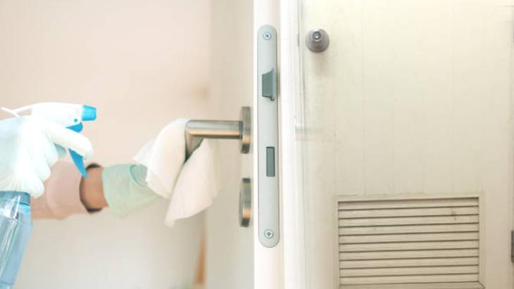 Sararmış ve eskimiş kapılar bembeyaz oluyor! 4 malzemeyle lekeleri söküp atın