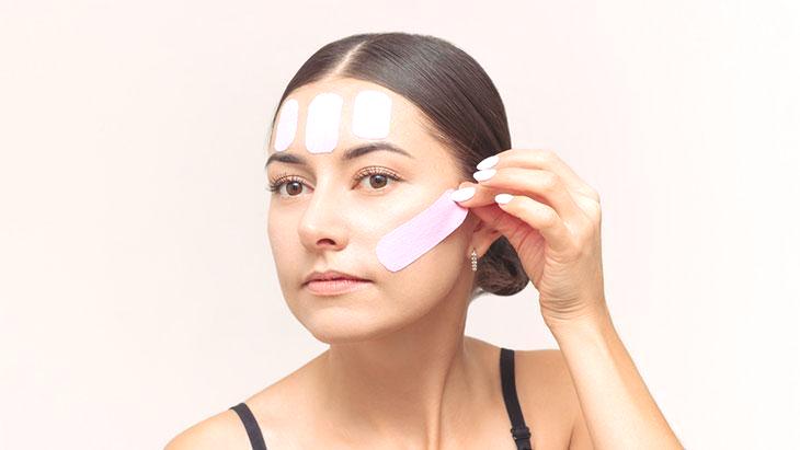 Sosyal medyada “doğal botoks” deniyor! Yüz germe bantları işe yarıyor mu?