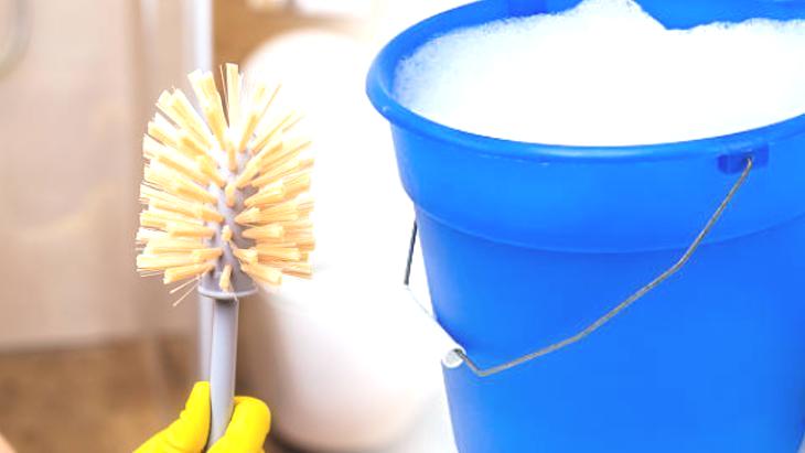 Tuvalet fırçası pırıl pırıl oluyor! Rengi değişecek: Işığı kapatınca mikrop ürüyormuş