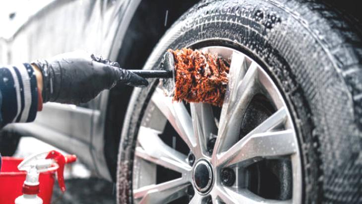 Arabanın jantlarını resmen cilalıyor! En kötü kir bile Arap sabununa dayanamıyor