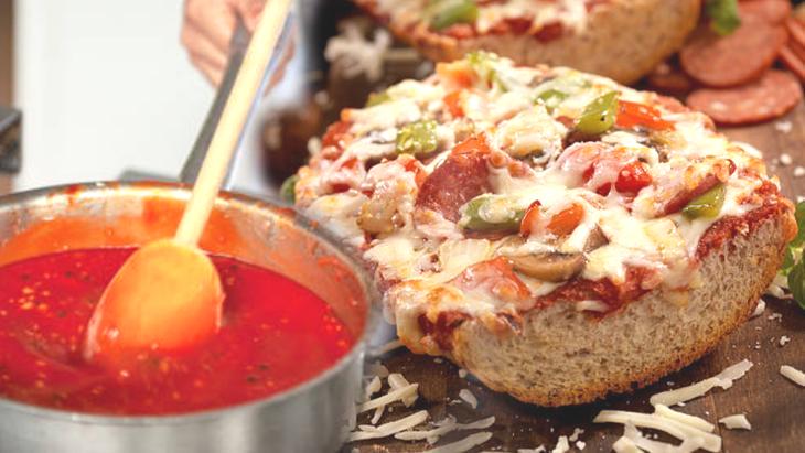 Bayat ekmeklerden pizza yapılıyormuş! Kahvaltıya ve çaya hazır: Sosla-süsle-pişir