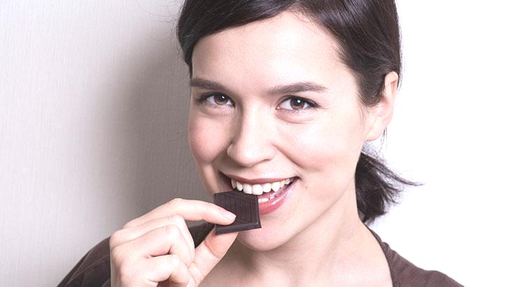 Bitter çikolata yaşlanmayı yavaşlatıyor! “Daha çok çikolata yiyin” mesajı doğru mu?