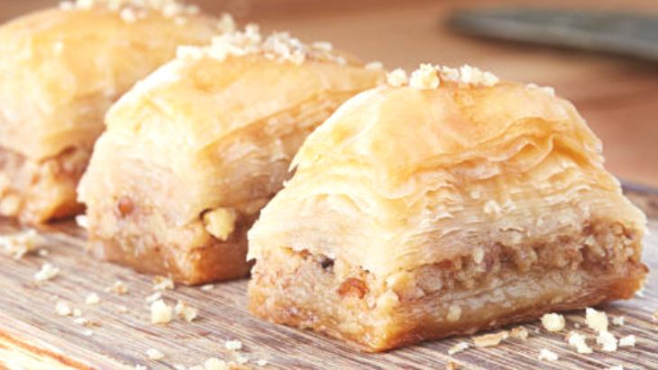 Ev baklavasını bir de bademli deneyin! Tatlı sıcak, şerbet soğuk: Çıtırtısı komşudan duyulur