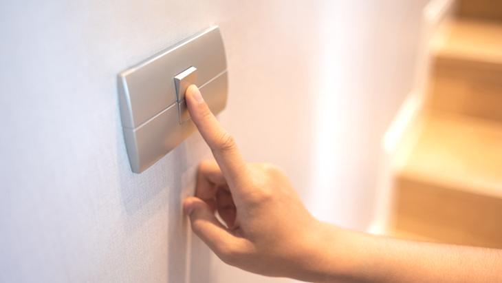 Herkes tasarruf sanıyor ama doğru bambaşka! Işığı kapatınca bakın ne oluyor