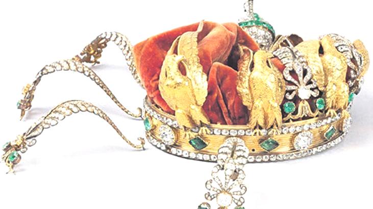 Soygundan kurtulan taç restore ediliyor