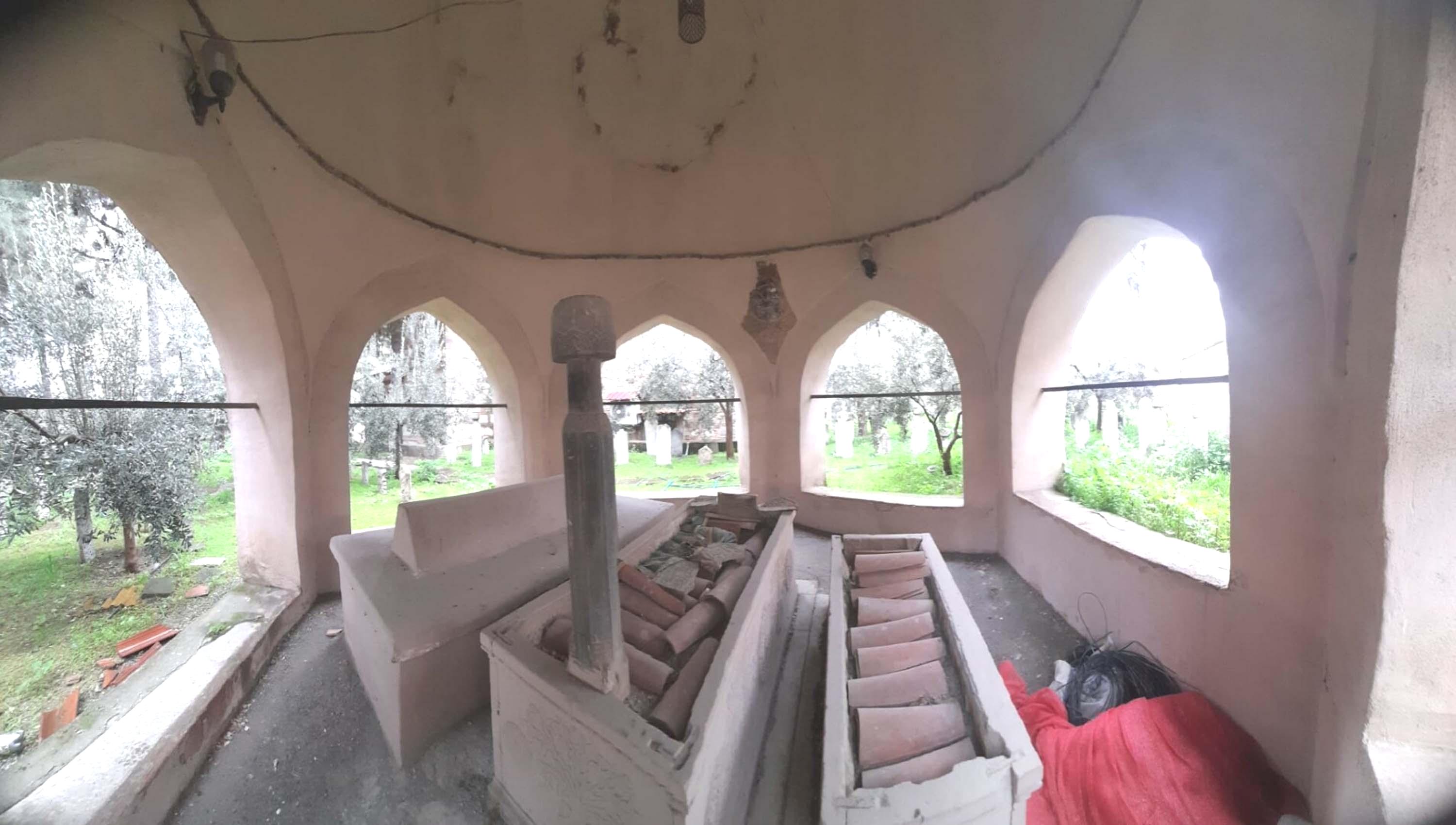 Tarihi Hüsrev Ağa Camisi’nin haziresi tahrip edildi