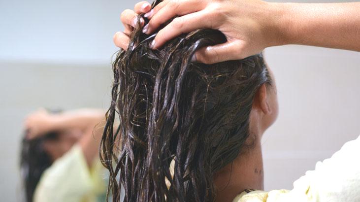 Yıpranmış saçlara doğal maske! Evde saç bakımı formülü