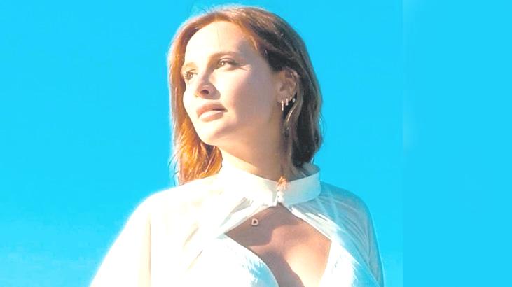 10 dilde 10 şarkı söyledi