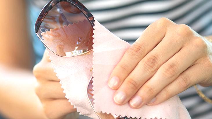 Basit hata camları mahvediyor! Herkes tişörtüne siliyor en büyük yanlış bu