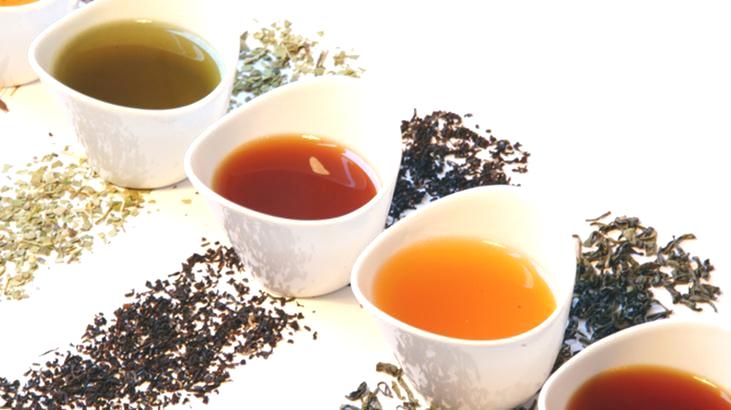 Çayı böyle demleyen kazanıyor! Cam demlikte şaşırtan sonuç: Siyahı mı, yeşili mi daha faydalı?