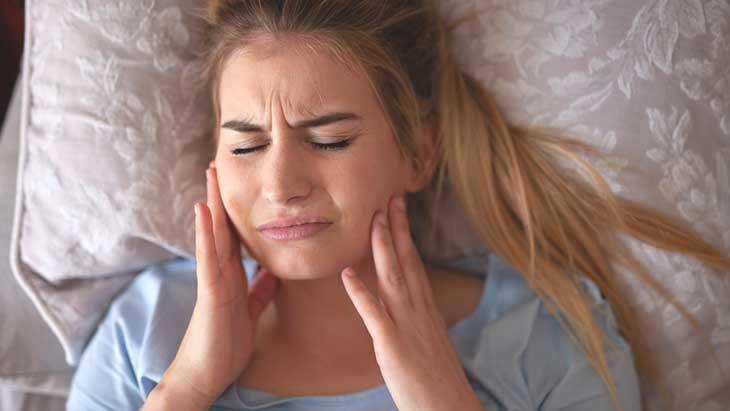 Geçmeyen baş ağrısının nedeni: Nörolojik değil, diş sıkma olabilir