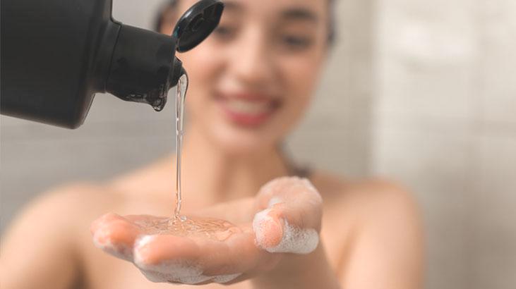 Hassas ciltler etkileniyor… Sülfatsız şampuan tahrişi azaltır mı? Üstünde yazıyor