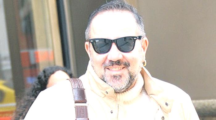 Kıyafetleri eğitim için bağışlıyor!